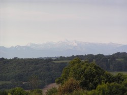 Les Pyrénées au loin